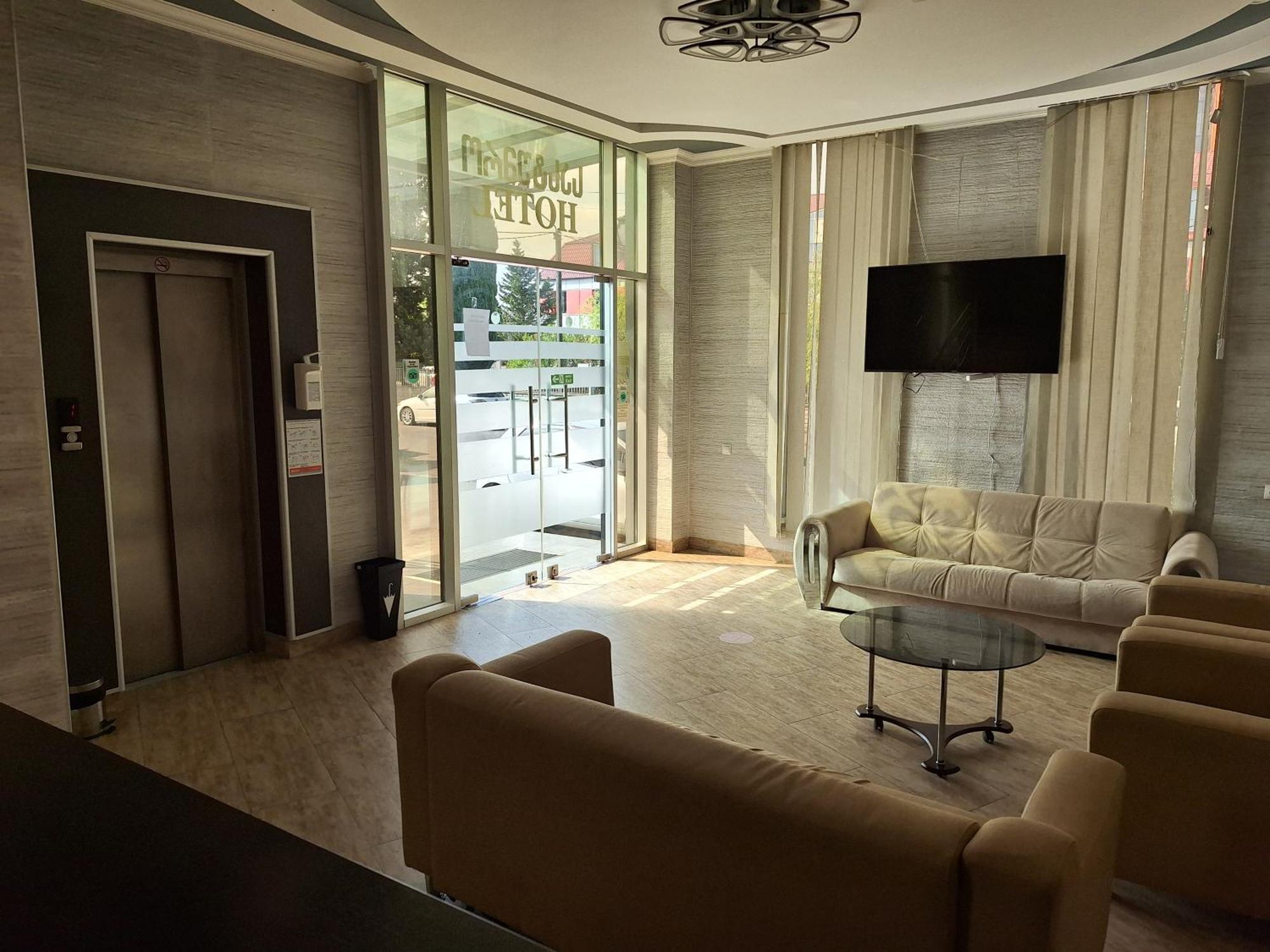 Hotel Georgian Koetaisi Buitenkant foto